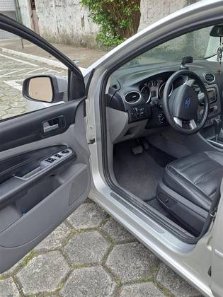 FORD FOCUS 2.0 GHIA 16V GASOLINA 4P AUTOMÁTICO